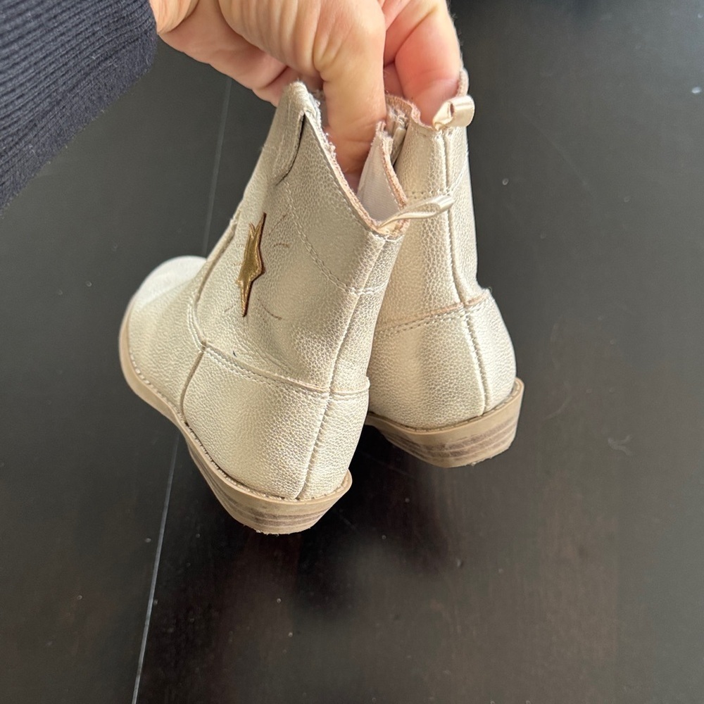 Old Navy Kids Tan Boots with Gold Star - Picture 4 of 4